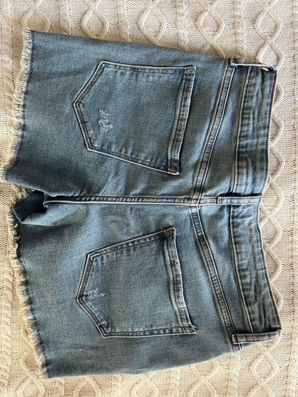 A.n.a. Lighter Wash Distressed Denim Mid-Rise Cutoff Shorts Women’s Size 4 - Picture 6 of 10